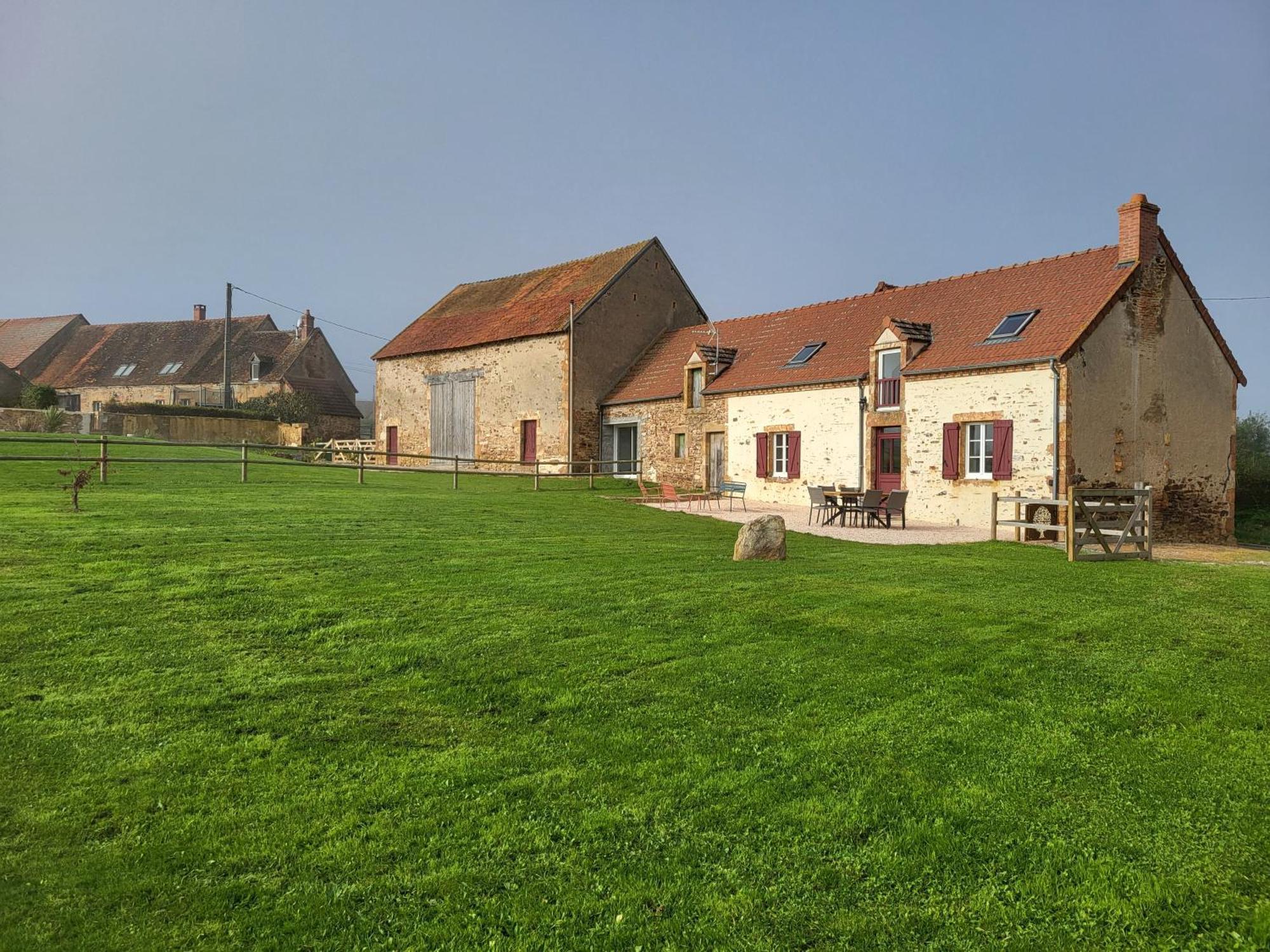 Gite Au Centre De La France Vesdun Exteriör bild