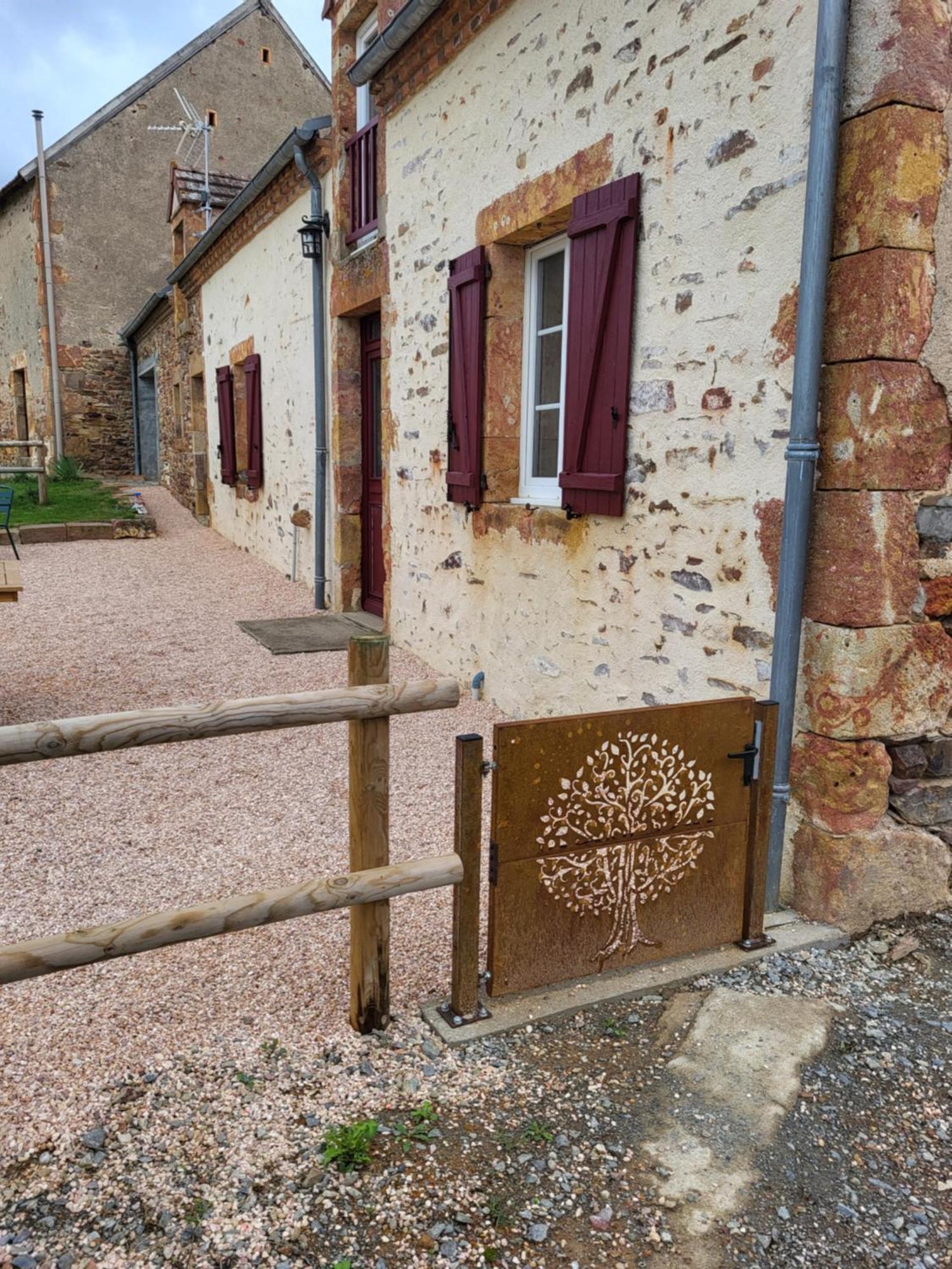 Gite Au Centre De La France Vesdun Exteriör bild